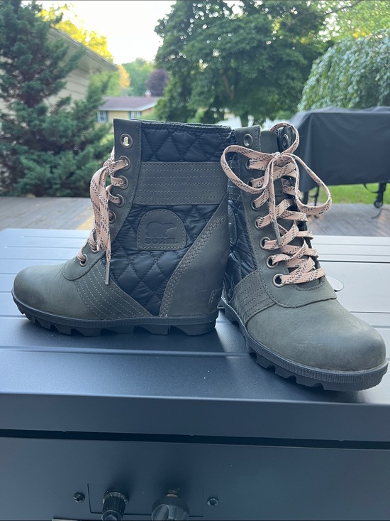 Sorel Shoes - SOREL Joan of Arctic Wedge II Quilted Boots | Olive Green | Size 6.5